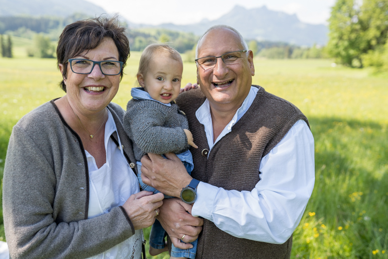 Familienbilder Outdoor mit Oma und Opa für Rosenheim, Chiemgau, Prien am Chiemsee und München