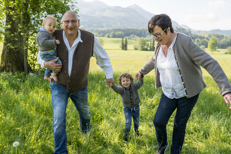 Familienbilder Outdoor mit Oma und Opa für Rosenheim, Chiemgau, Prien am Chiemsee und München