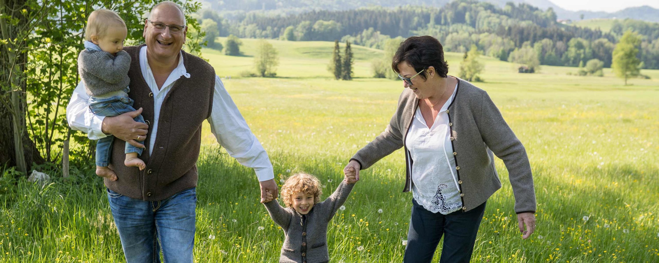 Familienbilder-outdoor-rosenheim-chiemgau-prien-am-chiemsee-münchen-1 Familienbilder Outdoor mit Opa und Oma für Rosenheim, Chiemgau, Prien am Chiemsee München