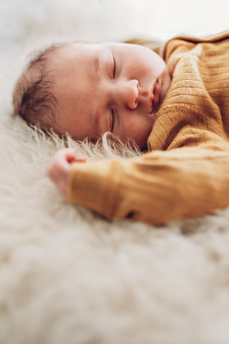 Natürliche Neugeborenenfotos für Rosenheim, Bad Aibling, Wasserburg, München, Neugeborenenfotografie Chiemgau, Babyfotograf